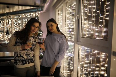 Akşam geri kalan bir kafede kız 