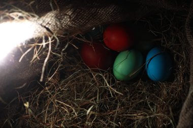 Çuval bezi üzerinde Yumurta Boyalı Paskalya