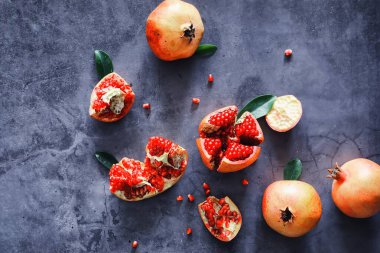 Masanın üzerinde olgun nar taneleri var. Nar suyu..