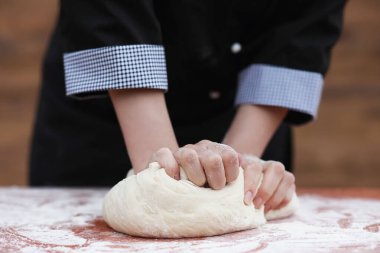 aşçı un masaya pişirme için yapar