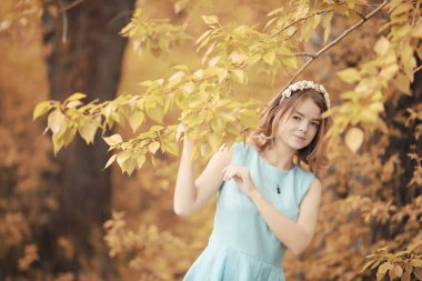 Bir yürüyüş ve sonbaharında genç kız 