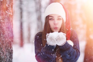 Genç bir kız bir kış parkta bir yürüyüş. Noel tatili t
