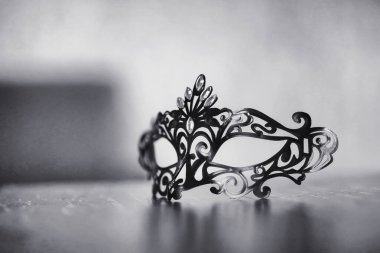 Gözleri yaşlı güzel kızla. Boyalı t ile genç kız