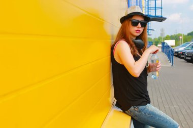 Kız hipster ışık şapka ve güneş gözlüğü üzerinde bir yaz