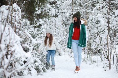Genç bir aile yürüyüşe çıktı. Anne ve kızı şarapla yürüyorlar.