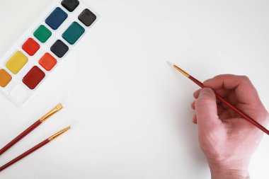 Beyaz bir kağıt üzerine resimler çizmek.