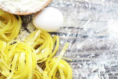 Masada pişmemiş makarna. Yuva şeklinde erişte..