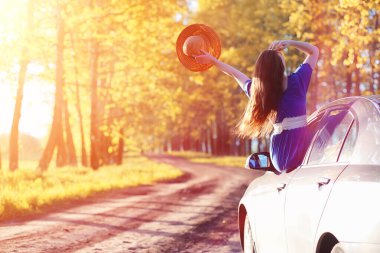 Doğa elbise genç güzel kız. Şapkalı bir kız yürüyor