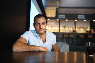 Ermeni yakışıklı erkek portresi