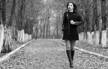 Gençlerin sonbahar siyah ve beyaz 