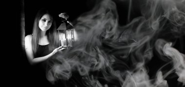 Bir fener siyah ve beyaz kızla