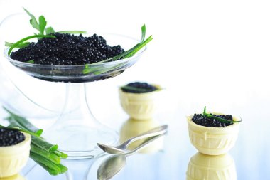 Taze siyah balık yumurtası. Beyaz havyar buzla servis edilir..