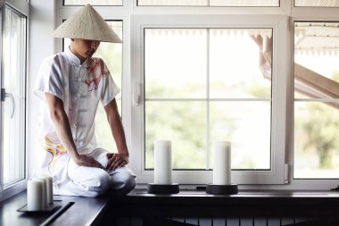 Asya monk eski bir kitap okuma