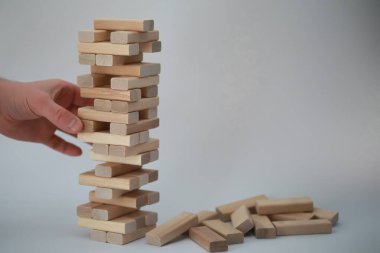 Masa oyunu jenga kulesi bir tahta sopa