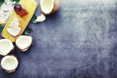 Koyu renkli bir masada hindistan cevizi. Hindistan cevizi yağı..