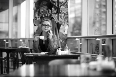 Bir iş toplantısında güzel kadın