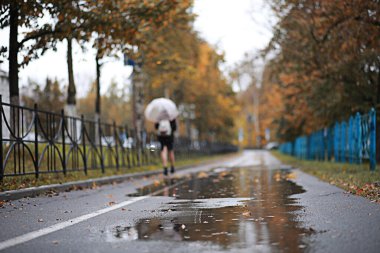 parkta sonbahar yağmur