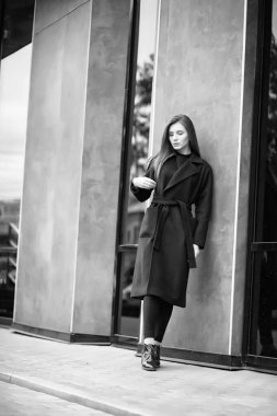 Kız bir ceket siyah beyaz fotoğraf