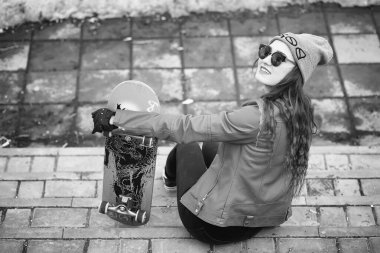 Genç hippi kız bir kaykay sürme. Kızlar kız f