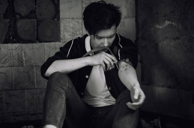 Genç bir adam uyuşturucu alır