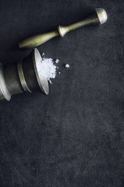 Büyük deniz tuzu. Baharat. Havan ve tokmak öğütmek için.