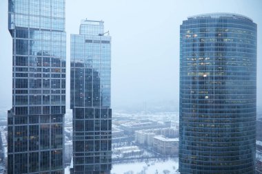 Cam ve betondan yapılmış binalar. Şehirdeki gökdelenler.