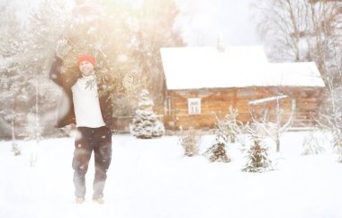 Sokakta kesilmiş bir Noel ağacı olan bir adam. N için Hazırlık