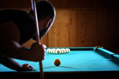 Bir sakallı bir adam büyük bir bilardo oynuyor. 12 metrelik havuz partisi