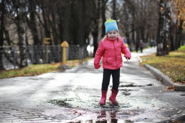 Çocuk sonbahar Park walk