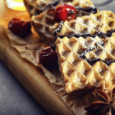 İş yerinde çay için waffle ve çilek ile tatlı tatlı.