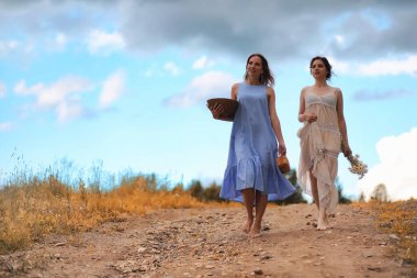 Elbiseler sonbahar alanında iki kız