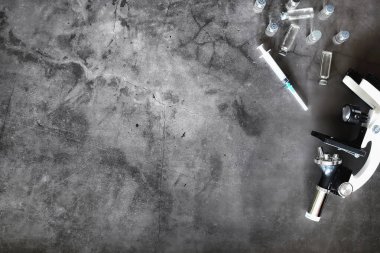 Aşılama. Tek kullanımlık şırıngalar ve V ile test tüpleri.