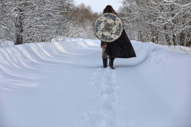 Defender'ı posta zırh genç savaşçı
