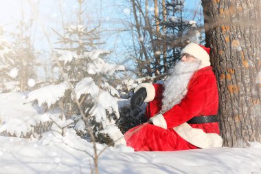 Noel Baba hediyeleri ile açık gelir. Noel Baba kırmızı bir SÜ
