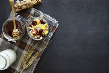 Sağlıklı kahvaltı. Süt lügatli tahıllardan Müsli.