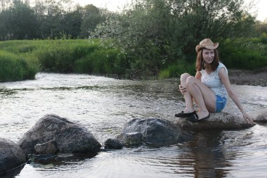 Hoş bir çift tarafından kırsal bir yolda