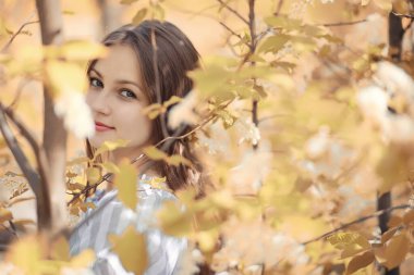 Bir yürüyüş ve sonbaharında genç kız 