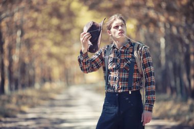 Sonbahar yağmurlu hava ve bir şemsiye ile genç bir adam