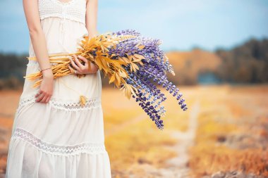 Bir buket çiçek Güz kızla