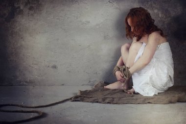 Genç kız yere bağlı. Kaçırılan kız. Kurban o