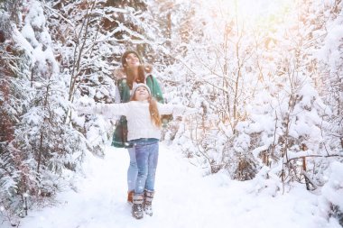 Genç bir aile yürüyüşe çıktı. Anne ve kızı şarapla yürüyorlar.