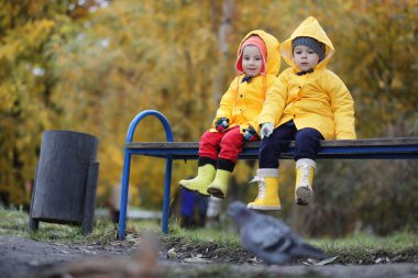 Bir çocuk dışında bir yürüyüş için yağmurluk