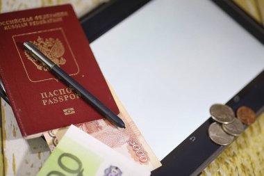 Gelir artışı grafiği. GR grafiği olan elektronik tablet.