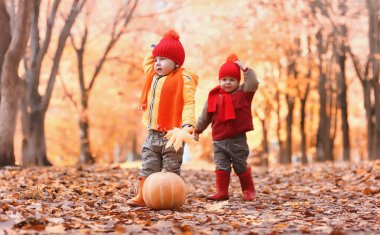 Çocuklar doğada yürüyüş mesafesindedir. Alacakaranlık çocuklar dolanıyorsun