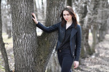 Bahar şehrin içinden bir yürüyüşte kız