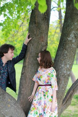 Bahar park tarihte genç Çift