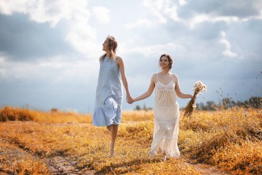 Elbiseler sonbahar alanında iki kız
