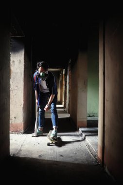 Beyzbol sopalı bir genç. 