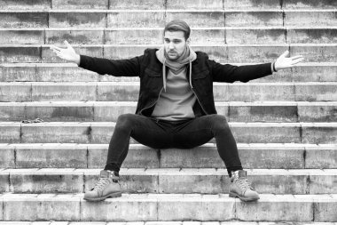 Genç sakallı adam açık