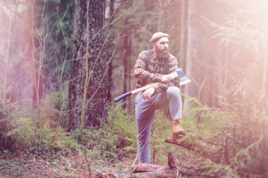 Büyük bir balta ile sakallı bir oduncu 